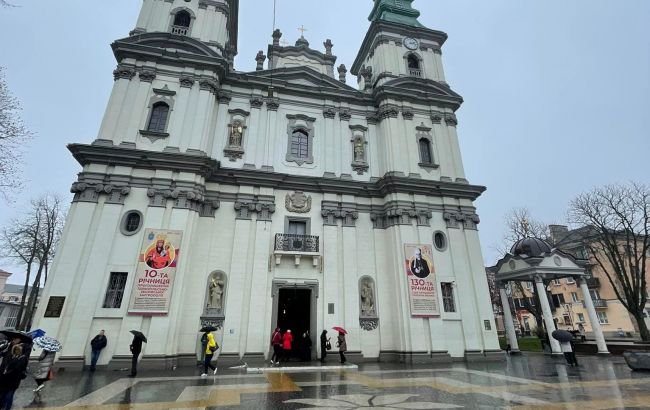 В Тернополе женщина на машине заехала в кафедральный собор