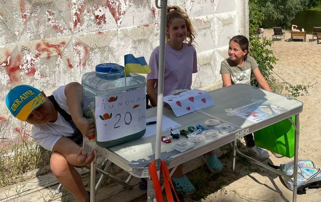 В Ирпене дети сами готовят и продают лимонад, чтобы помочь армии