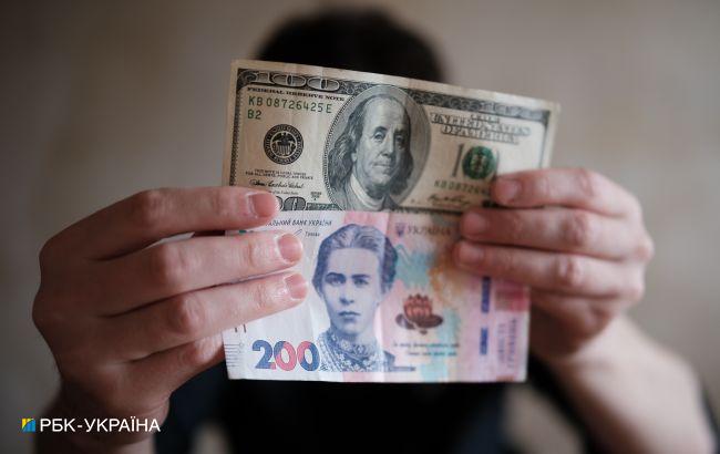 Українці скоротили купівлю валюти у банках за останній місяць