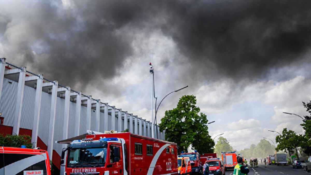 Берлин накрыл токсический дым 3 мая - вспыхнул пожар на металлургическом  заводе | РБК Украина