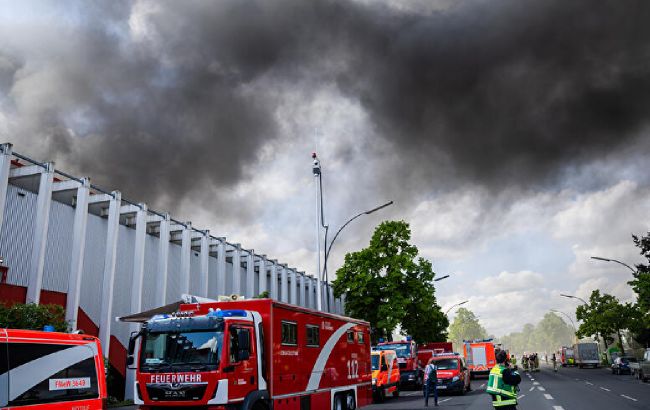 Часть Берлина накрыл токсичный дым из-за пожара на металлургическом заводе