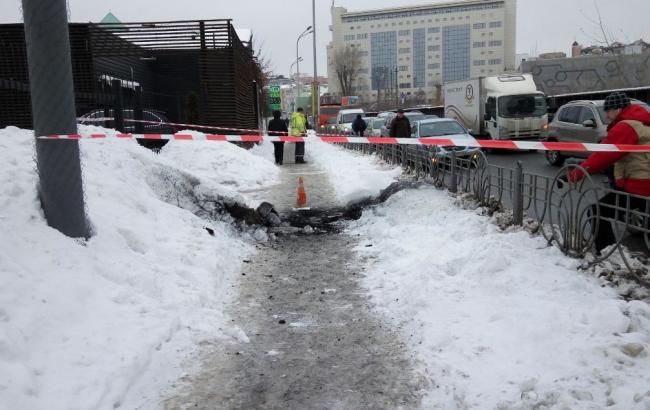 У центрі Києва стався вибух, з-під землі вилетів стовп вогню