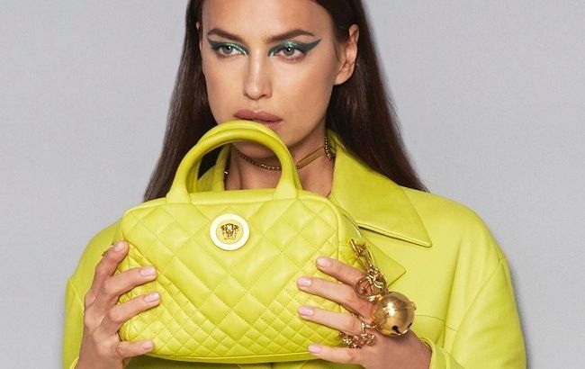 Ярче солнца: Ирина Шейк взорвала сеть стильным летним образом от Versace