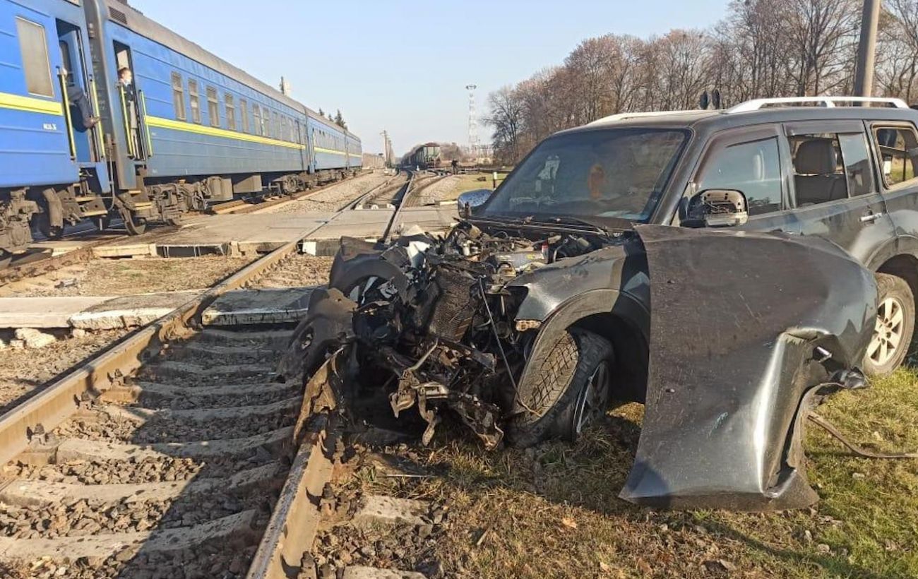 Traffic accident in the Kharkiv region – a train hit a car, injured a woman