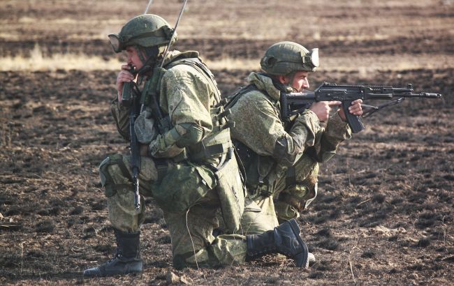 В Киевской области оккупанты угнали авто, переоделись в гражданскую одежду и поехали в Беларусь