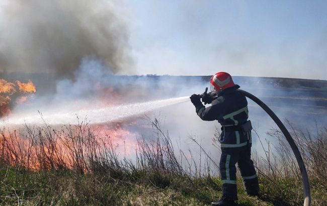 Пожежна небезпека в Україні: вісім областей під загрозою