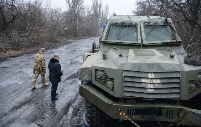 Порошенко відправив на ремонт броньовик Shield, який врятував життя восьми десантників