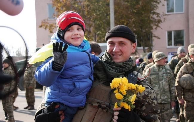 С хлебом и солью: в Николаеве трогательно встретили бойцов, вернувшихся из АТО