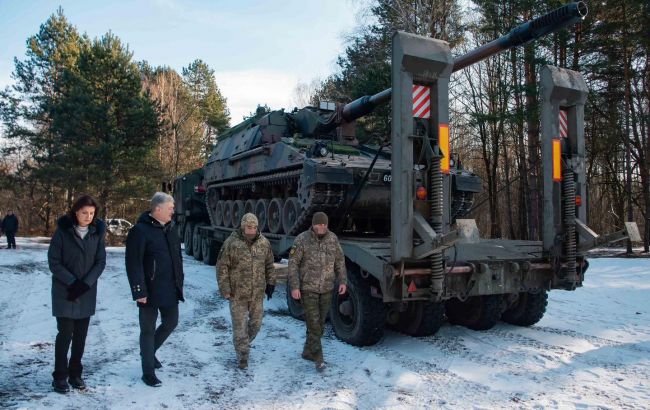 Порошенко передав артилеристам ще один супертягач Oshkosh