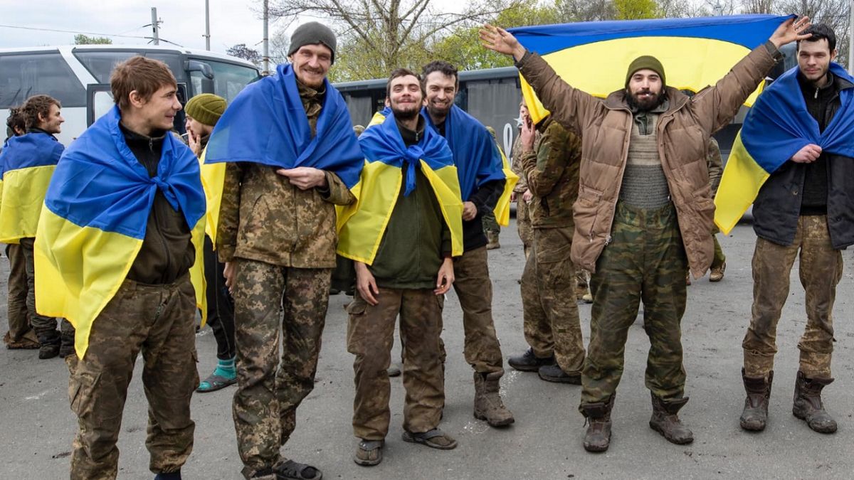 Обмен пленными - первый звонок воина ВСУ домой показали на трогательном  видео | Новости РБК Украина