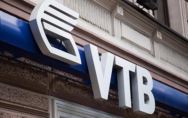 Проблемный "ВТБ Банк" повысил комиссию на снятие наличных