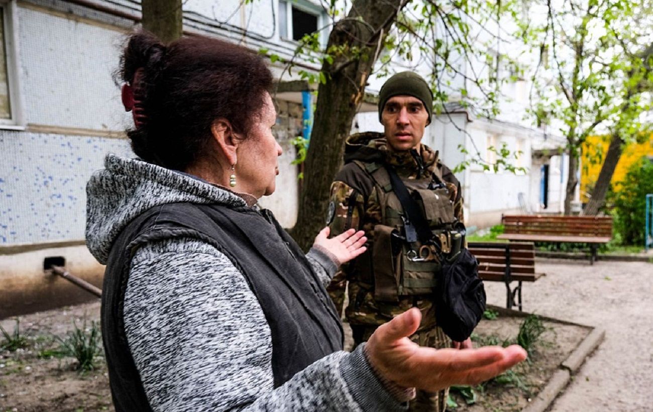 Под плотным огнем россиян полицейским удалось эвакуировать ребенка из-под  Бахмута (видео). Читайте на UKR.NET