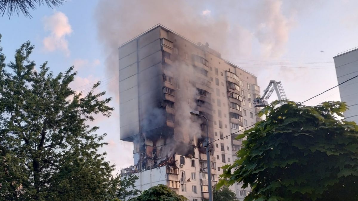 Ракета попала в жилой многоэтажный дом в Киеве