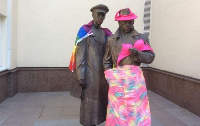 В Киеве памятник возле МВД разукрасили в цвета ЛГБТ (фото)