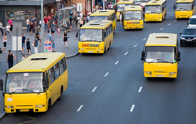 У Києві маршрутний автобус протаранив вантажівку