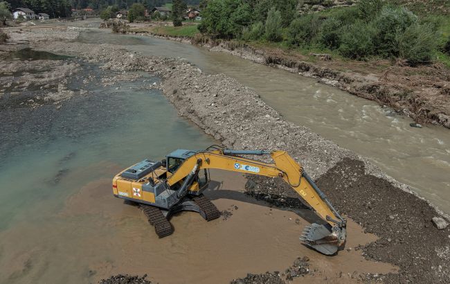 Головне завдання виконано. Українські рятувальники у Словенії змінили напрямок русла ріки