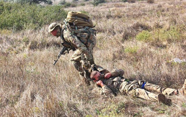 На Донбасі поранили третього за добу військового