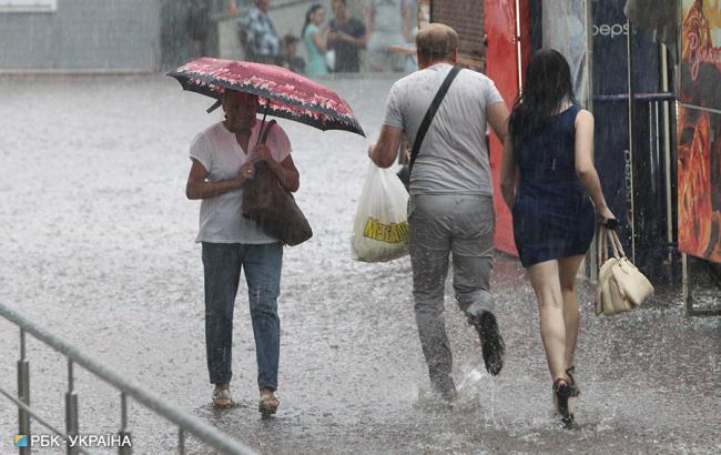 "Басейн": наслідки несподіваного дощу в Києві показали на відео