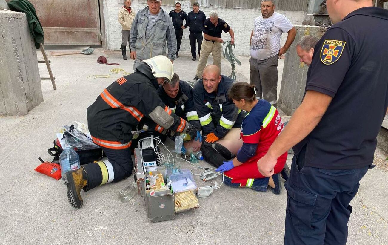 Под Черниговом два работника упали в шахту загрузки зерна. Один погиб  (видео). Читайте на UKR.NET