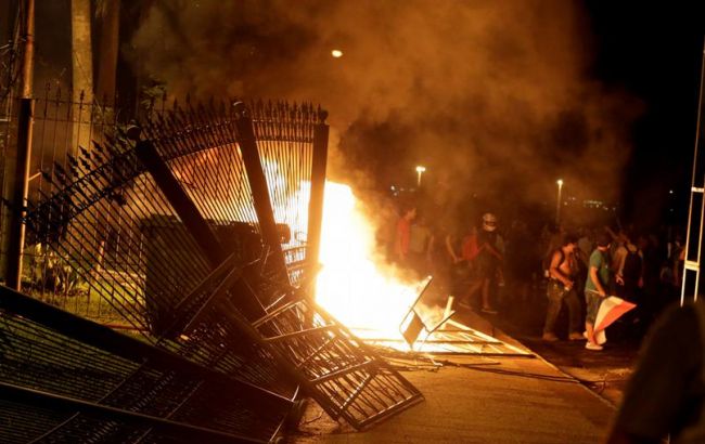 В Парагвае митингующие захватили и подожгли здание парламента