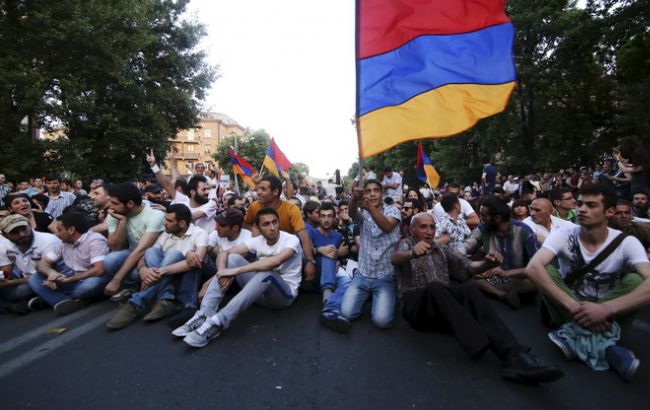 Протесты в Ереване: еще одна улица перекрыта мусорными баками