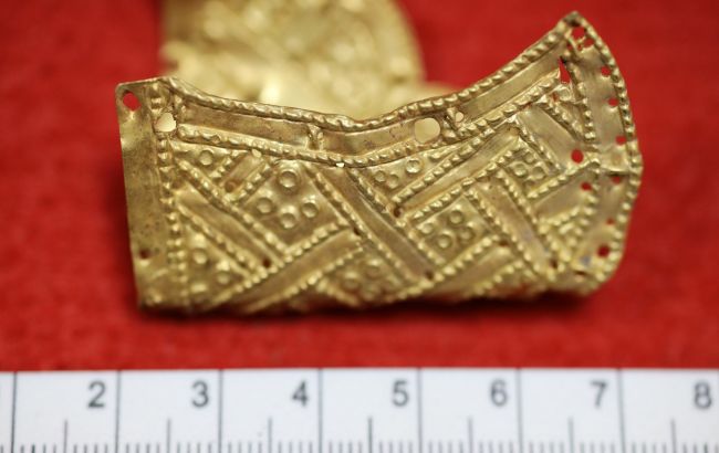 Золотий скарб ХVII-XVIII століть знайшли під Києвом. Ось фото цінних артефактів