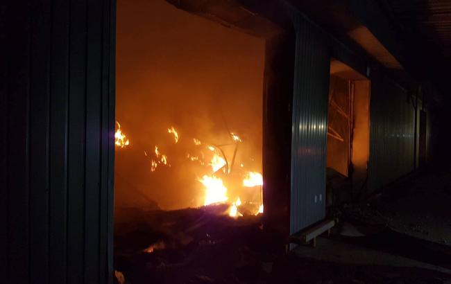 В Мукачево загорілась складська будівля Нової Пошти