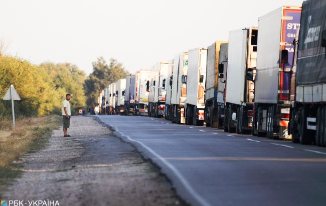 Польща обмежила пропуск українських вантажівок через кордон: в чому справа