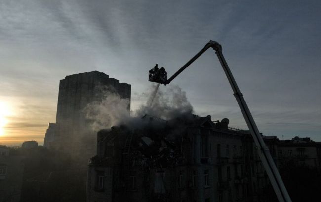 В Киеве горела крыша корпуса Нацбанка в результате атаки "Шахедов"