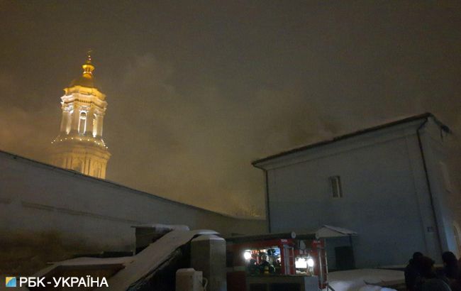 В Киеве горит одно из зданий Киево-Печерской лавры