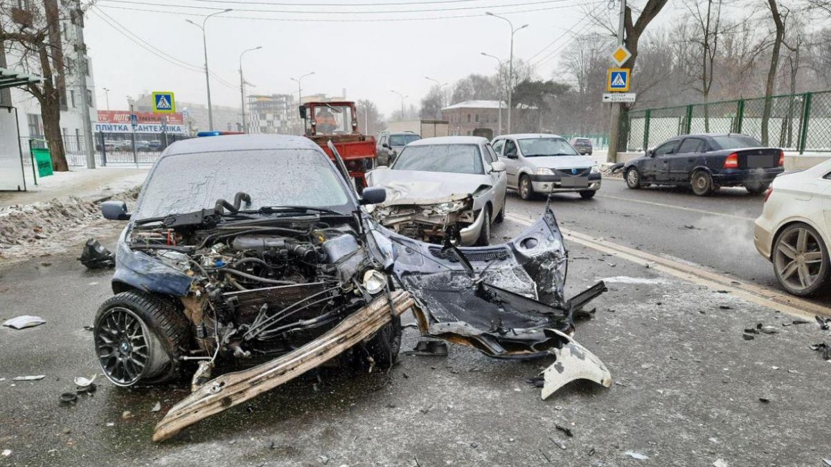 ДТП в Харькове с участием полицейской - женщина на BMW протаранила две  машины | РБК-Україна