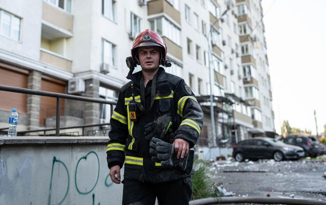 Попадание по многоэтажке в Киеве: спасатели обнаружили тела еще двух погибших
