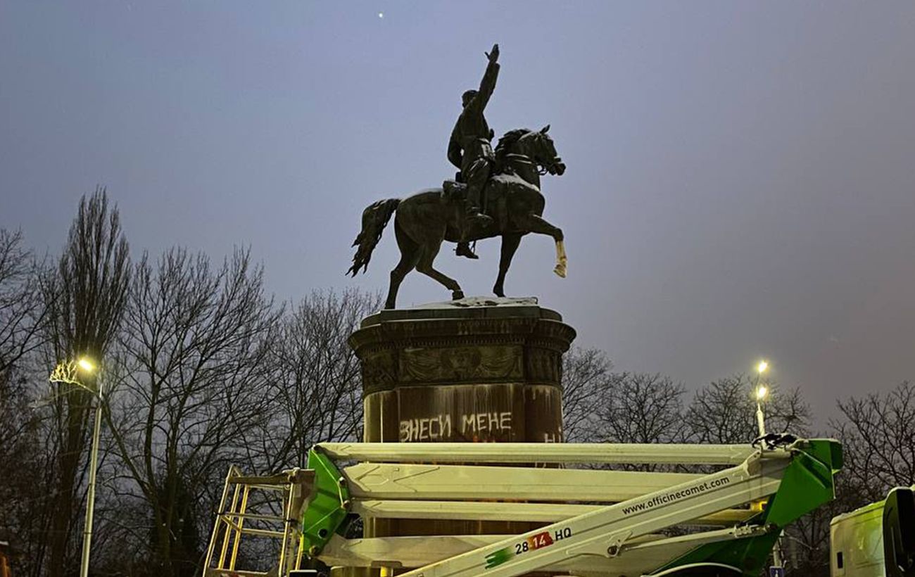 В Киеве демонтируют памятник Щорсу. Кто он и почему ему не место в Украине