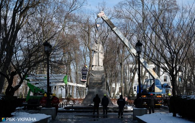 Декоммунизация в действии. В Киеве снесли памятник советскому генералу Ватутину
