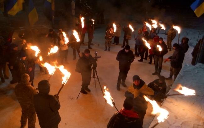 У мережі показали яскраве відео смолоскипної ходи на честь Бандери на Донбасі