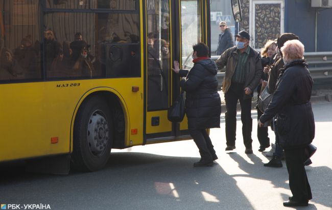 В Черкассах предлагают пускать в общественный транспорт по пропускам