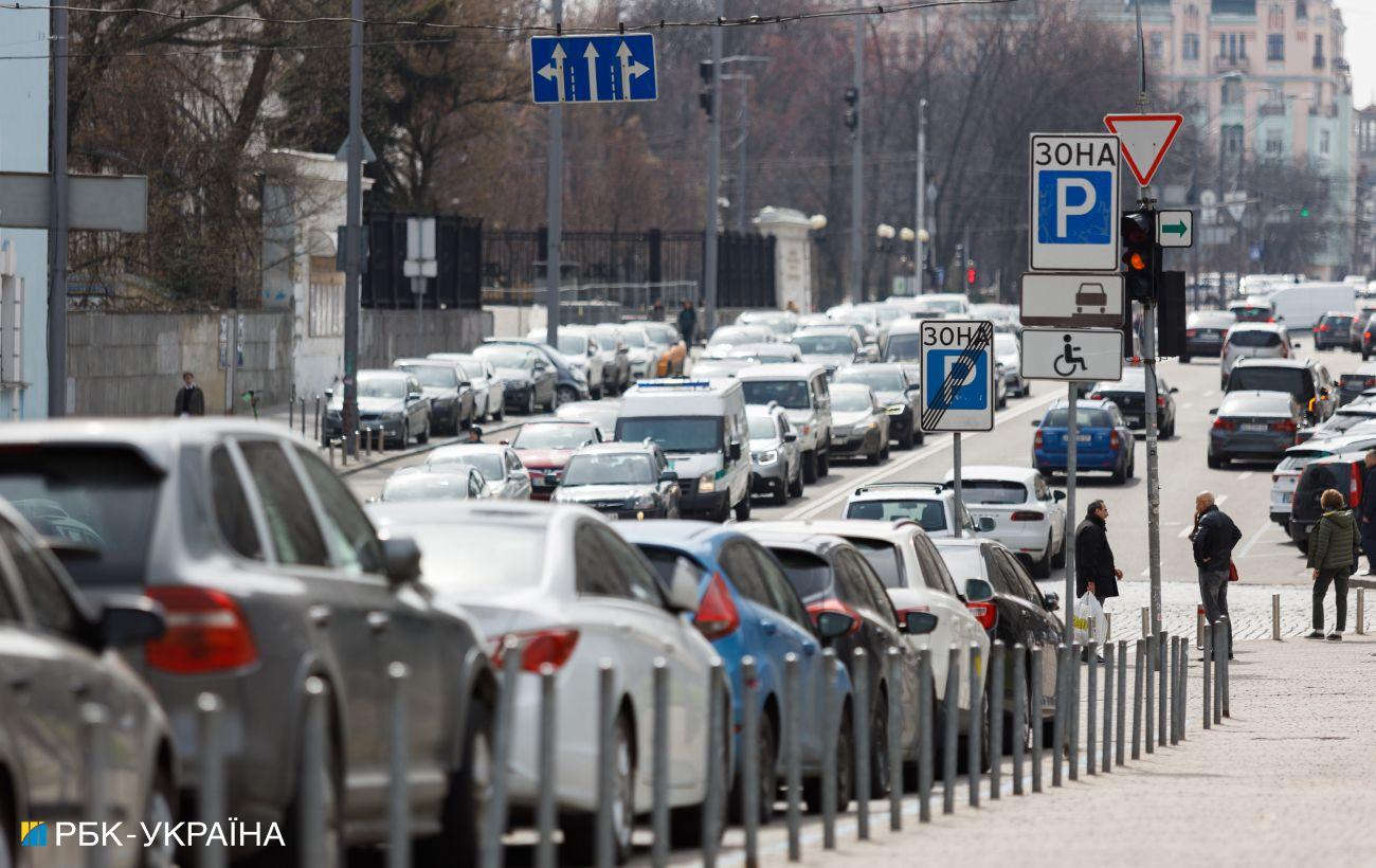 Авто упало с парковки