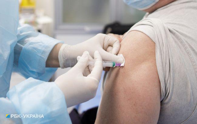 У Чехії робитимуть третє щеплення проти COVID: якими вакцинами