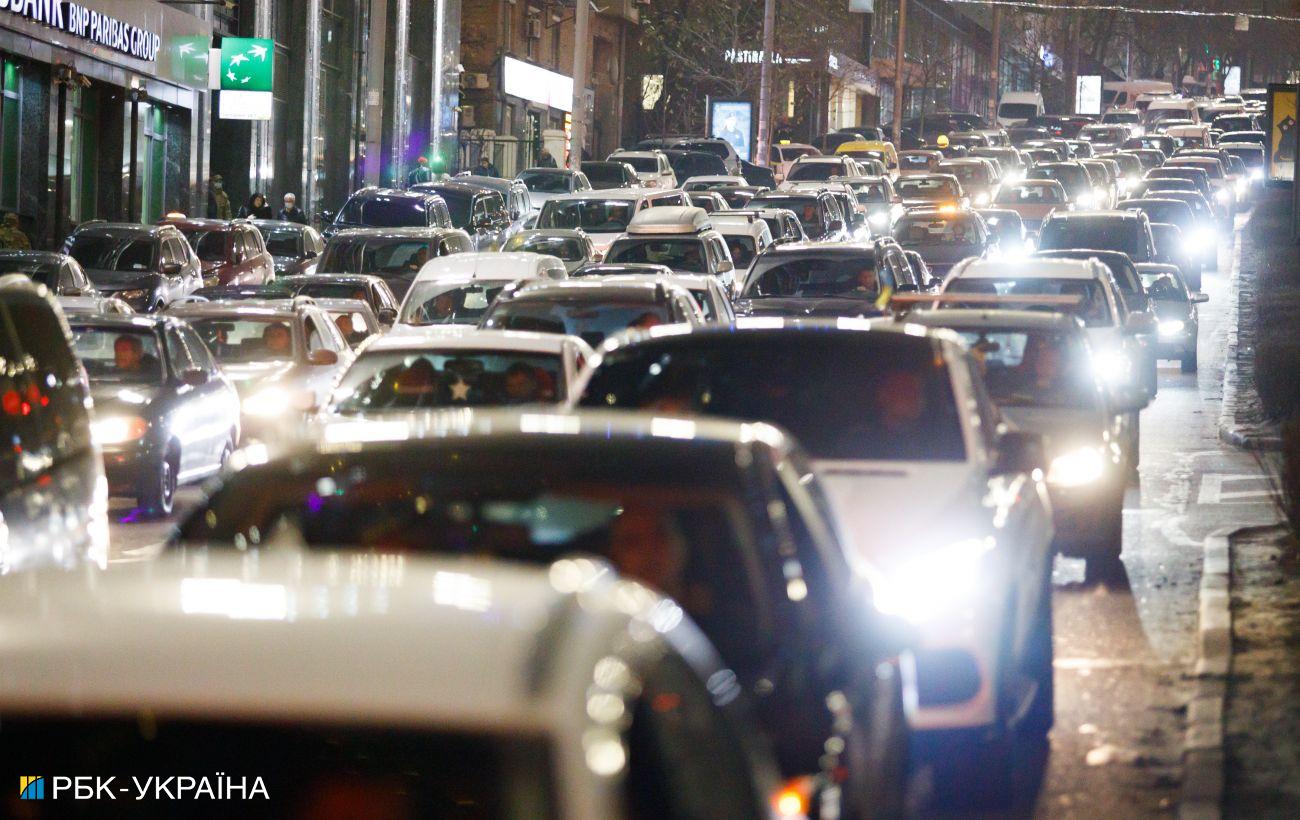 A car flared up in Kiev on Bazhana Avenue – video