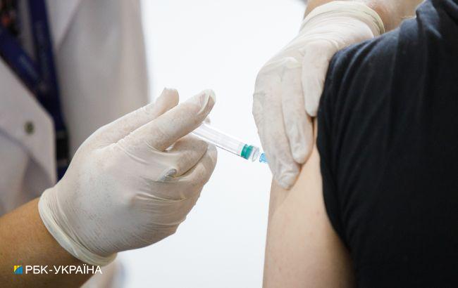 Вчені розповіли, які шанси захворіти на коронавірус у щеплених двома дозами вакцини