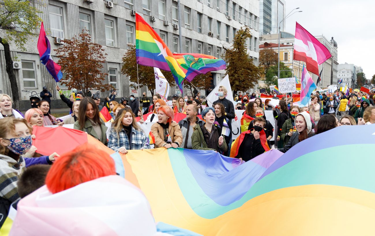 В Киеве прошел ЛГБТ*-парад: похвастаться толерантностью украинцев перед Западом не удалось