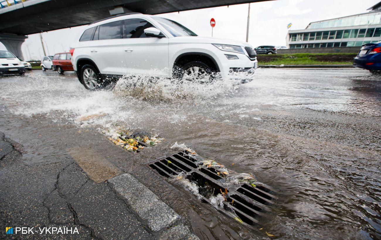 Bad weather in the Dnieper – locals complained about the flooded embankment and fallen trees