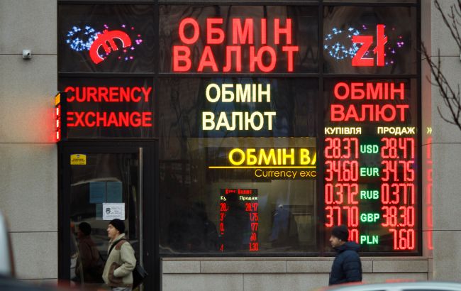 Українці на початку 2021 року поновили продаж валюти банкам