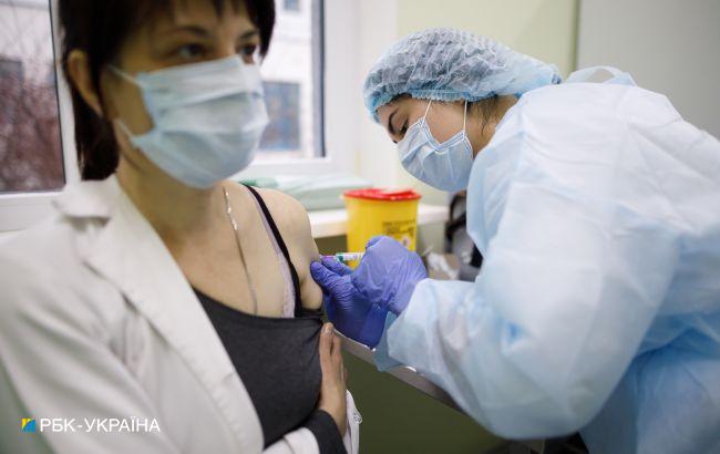 COVID-вакцинация: вторую дозу получили еще 13 украинцев, в двух областях не прививали