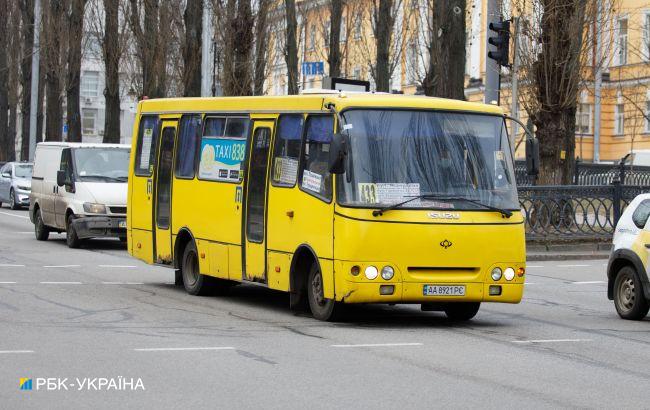 Розсипалася на ходу: у Києві маршрутка не витримала шаленого ритму карантину