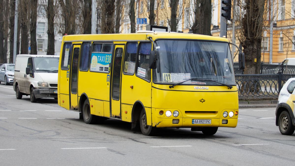 Музыка в автобусе - в Украине водителям и пассажирам запретили громко  слушать ее | РБК Украина