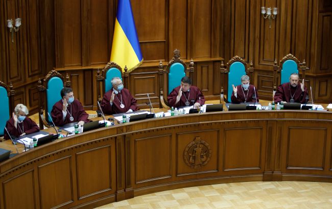 Рішення КСУ покликані загострити відносини України з МВФ, - FT