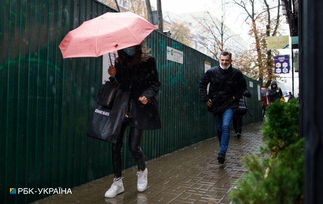 Синоптики предупредили о дождях: в каких областях сегодня лучше захватить зонт