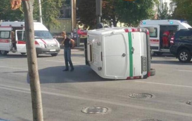 У Києві в результаті ДТП перекинувся фургон інкасаторів, є постраждалий