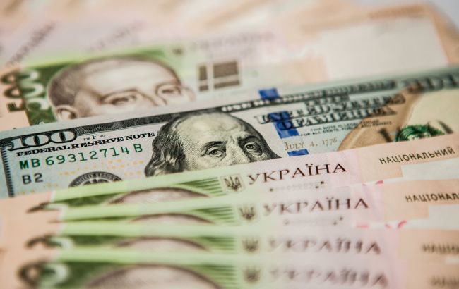 Курс доллара на межбанке упал ниже 25 гривен